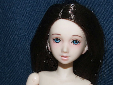 dark brown hair, lue eyes dark brown hair with blue highlights. dark brown hair, lue eyes
