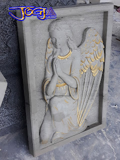 Ukiran relief angel di buat dari lempengan batu alam