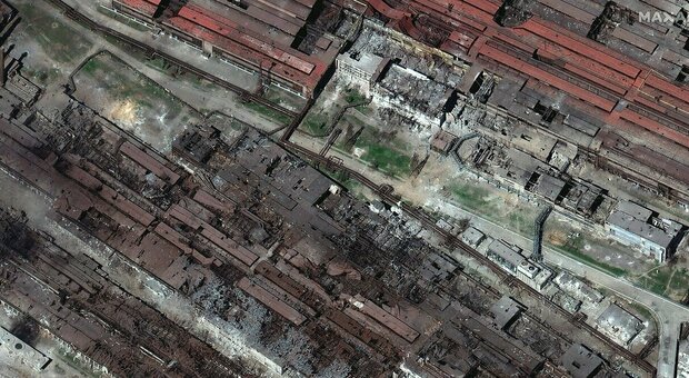 Le immagini satellitari dell'acciaieria di Mariupol devastata dai bombardamenti