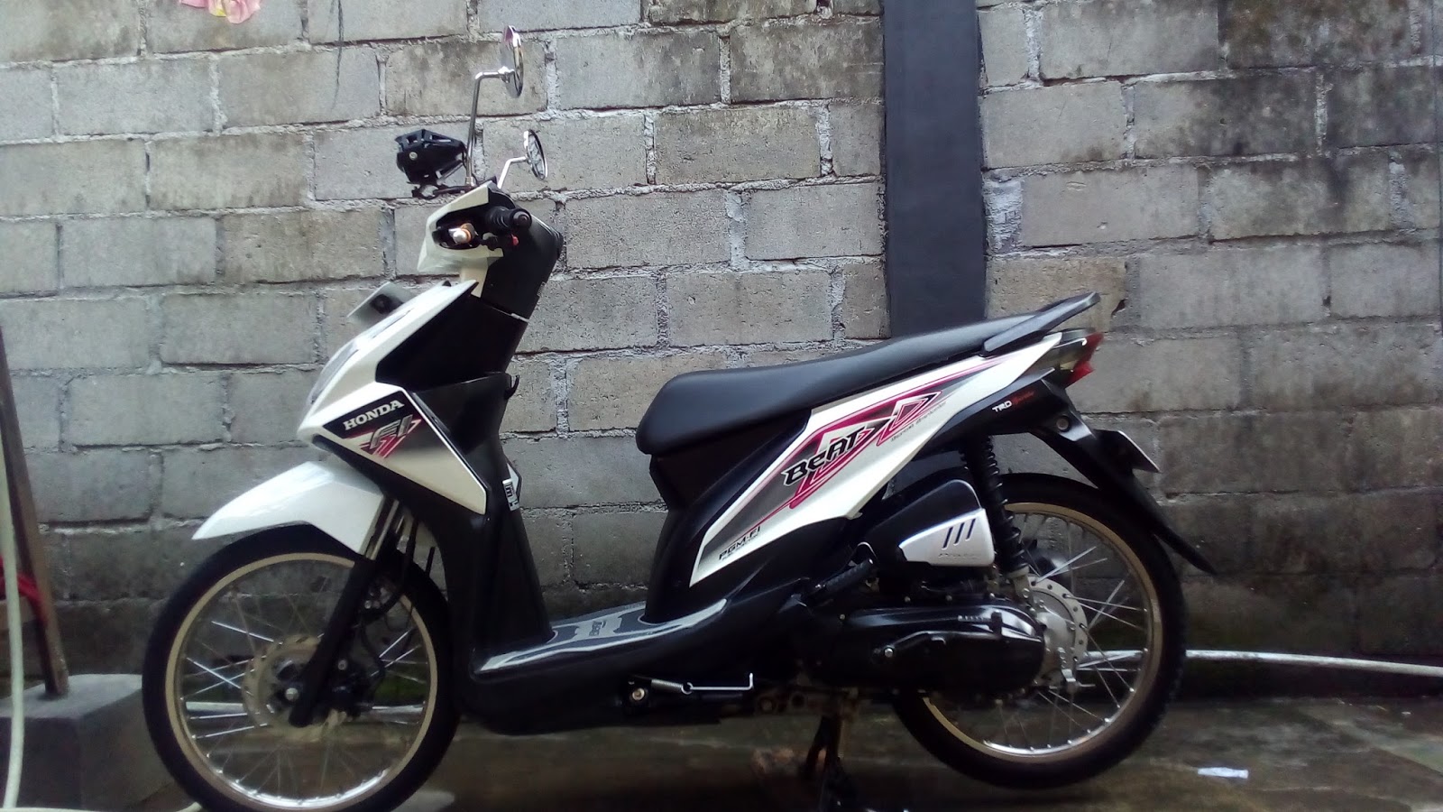 Modifikasi Motor Beat Injeksi Warna Putih Mobiliobaru