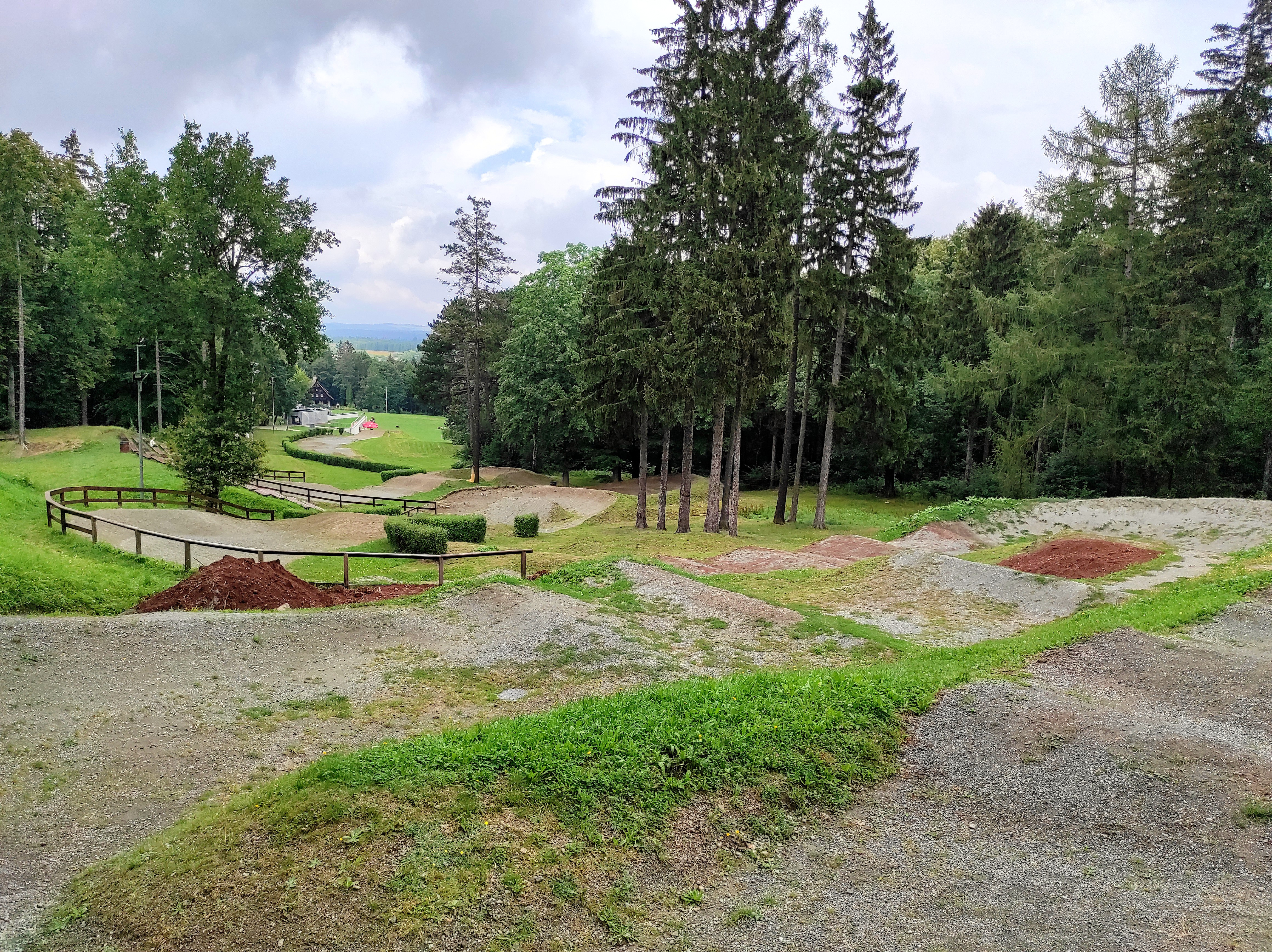 Słoneczna polana, tor cross MTB