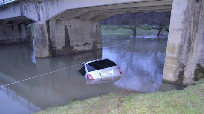 4 méter mélyre süllyedt a Túrban az autó (videó)