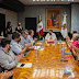 Firma libro de visitantes distinguidos el poeta Francisco Javier Estrada Arriaga