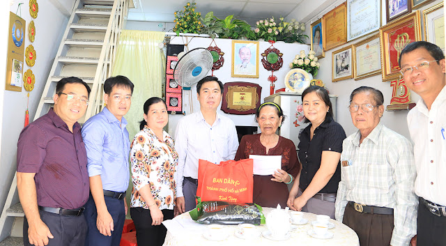 Đoàn Ban Dân tộc Thành phố và đại diện UBND quận tặng quà Mẹ VNAH Sơn Thị Kỷ. (Ảnh Mỹ Dung). Đoàn Ban Dân tộc Thành phố và đại diện UBND quận tặng quà Mẹ VNAH Sơn Thị Kỷ. (Ảnh Mỹ Dung).