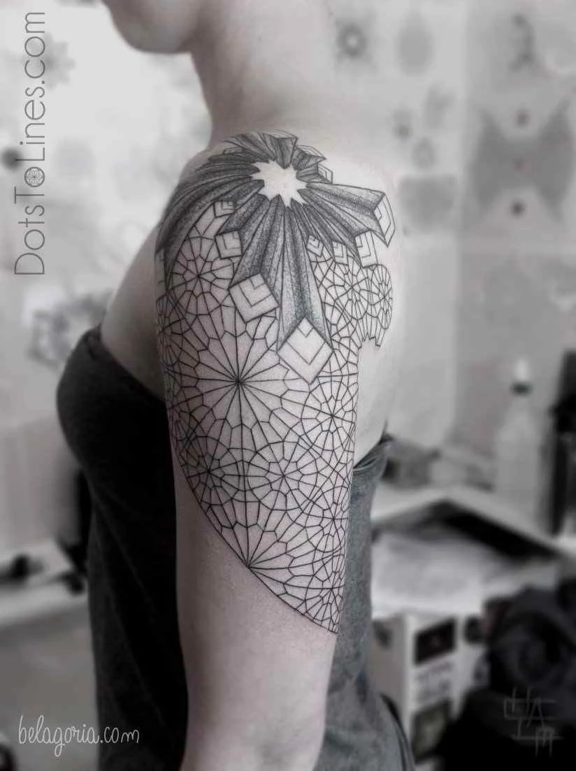 Vemos a una mujer con tatuajes geometricos 