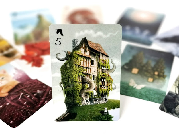 na zdjęciu zbliżenie na kartę z numerem 5 i rysunkiem domu na drzewie a w tle widać pozostałe rozmyte karty