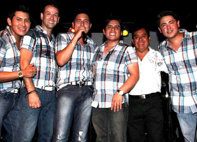 Foto de la Orquesta Candela con camisa a cuadro y jean