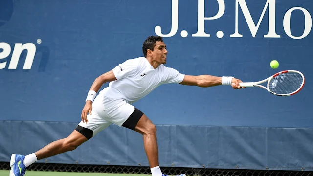 Thiago Monteiro tentando defender uma bola durante sua partida no US Open