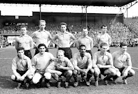 SELECCIÓN DE HOLANDA - Temporada 1959-60 - Piet van der Kuil, Henk Groot, Tonny van der Linden, Kees Rijvers y Coen Moulijn; Benny Muller, Frans de Munck, Roel Wiersma, Humphrey Mijnals, Jan Klaassens y Kees Kuys - HOLANDA 4 (Van der Linden 3, Henk Groot) BULGARIA 2 (Yakimov, Panayotov) - 03/04/1960 - Partido internacional amistoso - Ámsterdam, Holanda, estadio Olímpico