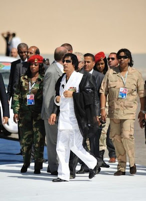 [Image: muammar_algaddafi_female_bodyguards_11.jpg]