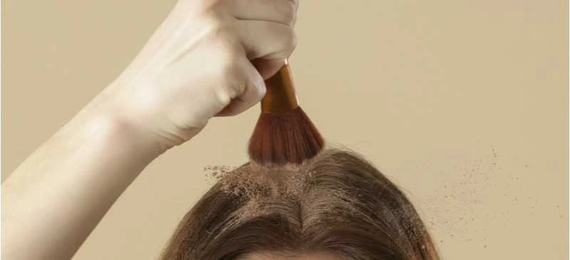 كما ترون في الوصفة أدناه لشامبو جاف DIY ، تختلف المكونات الرئيسية حسب لون شعرك. إذا كنت تستخدم مسحوق أروروت أو نشا الذرة ، فقد يبدو في البداية شديد البياض على شعرك. هذا هو السبب في أن هذه المكونات هي الأفضل في النهاية لألوان الشعر الفاتحة.