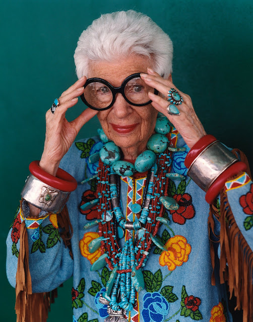 IRIS-APFEL-CUMPLE-95-AÑOS-MORE-IS-MORE-AND-LESS-IS-BORE