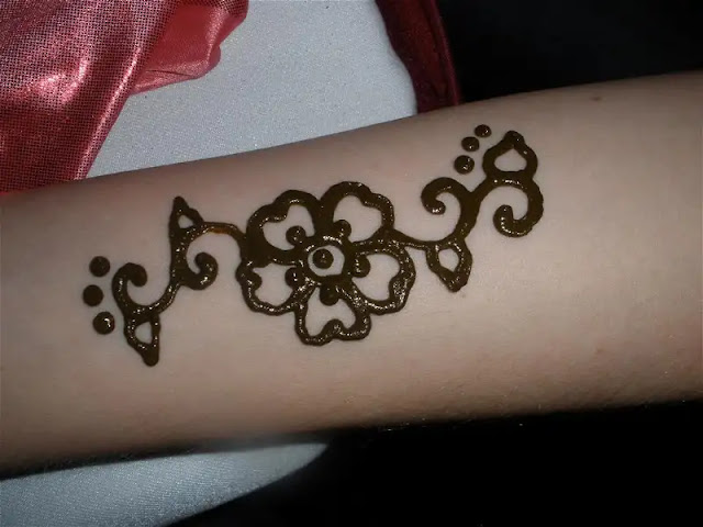 henna simple dan mudah ditiru di jari