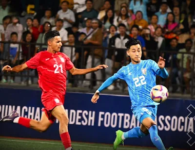 SAFF U19 ফাইনালে বলের দখল নিতে প্রতিদ্বন্দ্বিতায় বাংলাদেশ ও ভারতের খেলোয়াড়