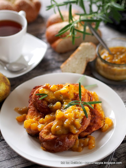 tosty z chałki , śniadanie , zrób to sam, sos gruszkowy , rozmaryn , gruszki , bułka smażona w jajku , deser , sos owocowy z rozmarynem , breakfast , kuchnie świata , domowe jedzenie , najlepsze przepisy , najsmaczniejsze dania , dobry początek dnia 