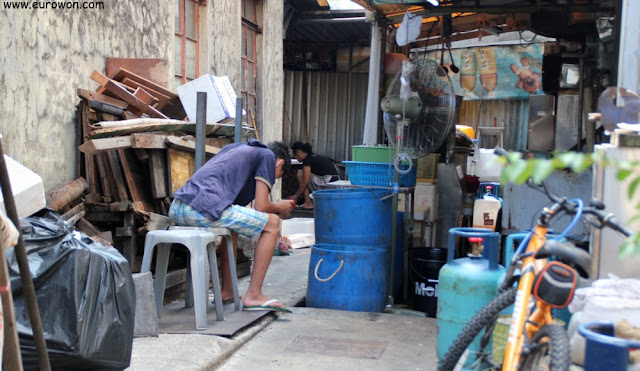 Chico dejando pasar el tiempo en un callejón de Tai O