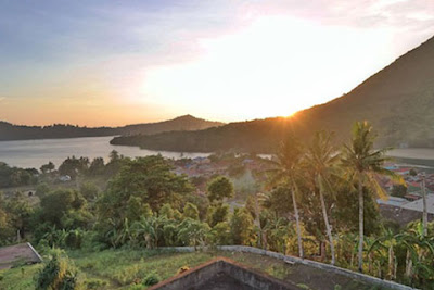 wisata sejarah banda naira, wisata benteng belgica banda naira, foto sunset di benteng belgica banda neira