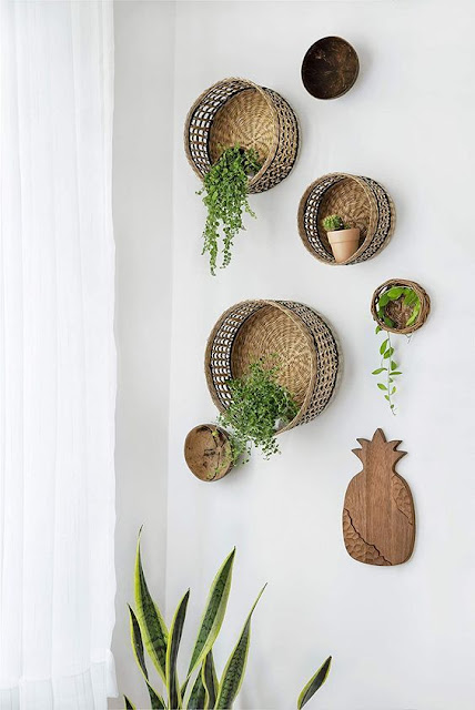 Prateleiras feitas com cestas para decoração da sala. Prateleira para plantas