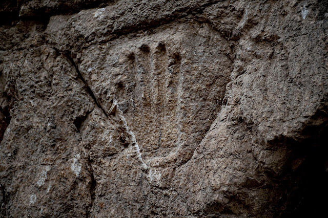 Μυστηριώδες αποτύπωμα χεριού 1.000 ετών πάνω σε πέτρα ανακαλύφθηκε στην Ιερουσαλήμ