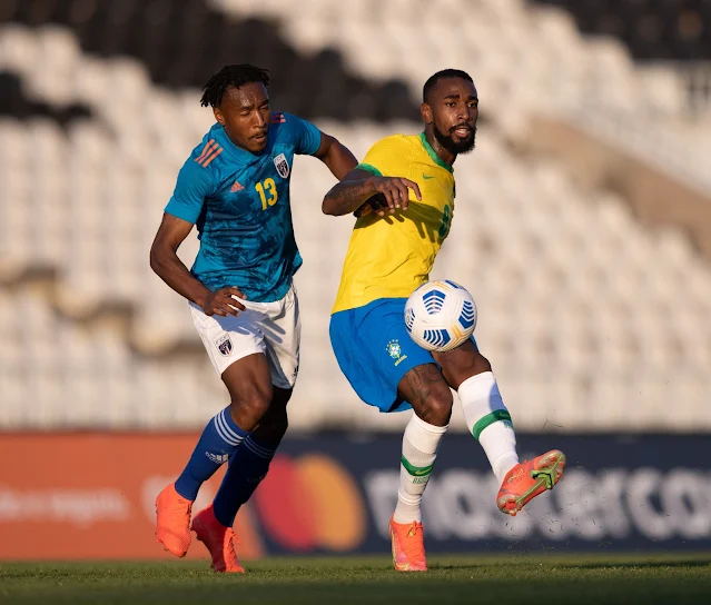 Gerson sendo marcado em amistoso da seleção olímpica brasileira contra Cabo Verde