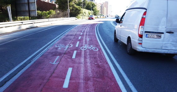 adelantamiento en carril bici central con limitacion de velocidad