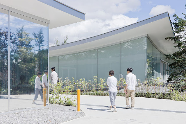 Photo of people walking into the museum at the entrance