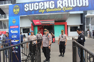 Jaga Suasana Kondusif, Polisi Berikan Pengamanan Pertandingan Sepakbola di Stadion Mandalakrida