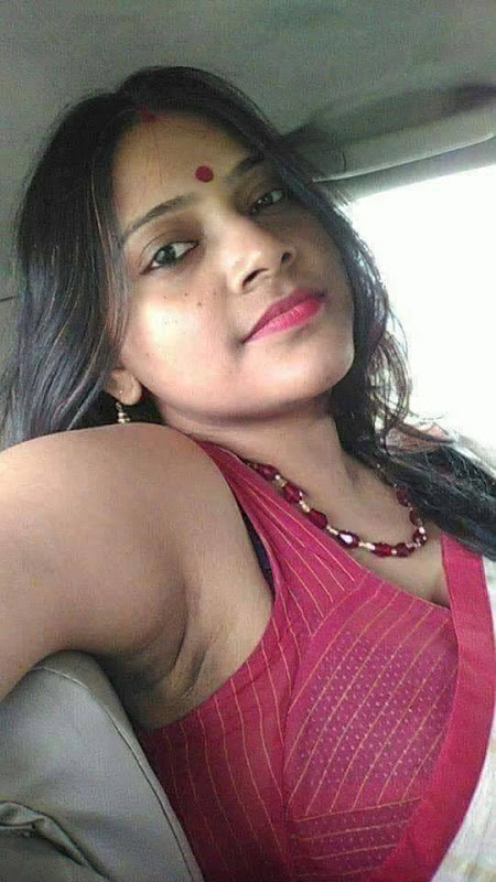 Desi Aunty wet blouse hot pics | Desi Bhabhi hot armpits images