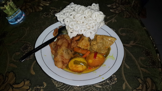 Lontong sayur plus lauk, kiriman tetangga