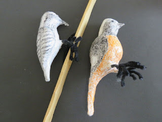 紙粘土で作ったコゲラとジョウビタキの模型