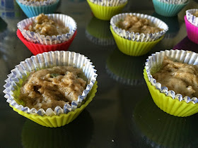 Mini muffins de limón y Güela Manuela, rellenando moldes con la masa.