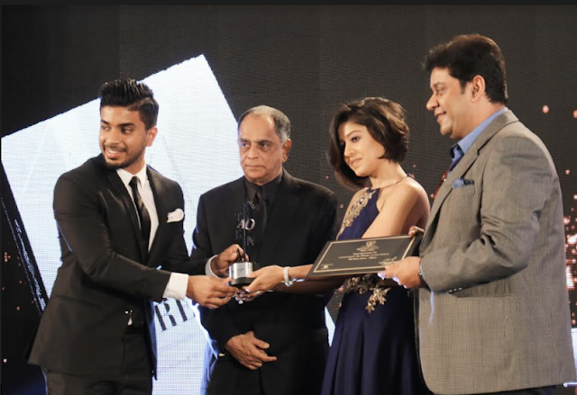Keshav Bansal reciveing Extraordianaire award from Sunidhi Chauhan .