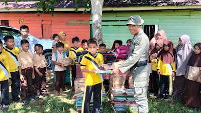 Satgas Madago Raya Berikan Bantuan Berupa Peralatan Sekolah Kepada Siswa SD Dusun Tamanjeka