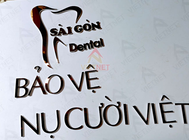 gia-cong-chu-inox-va-logo-sai-gon-dental