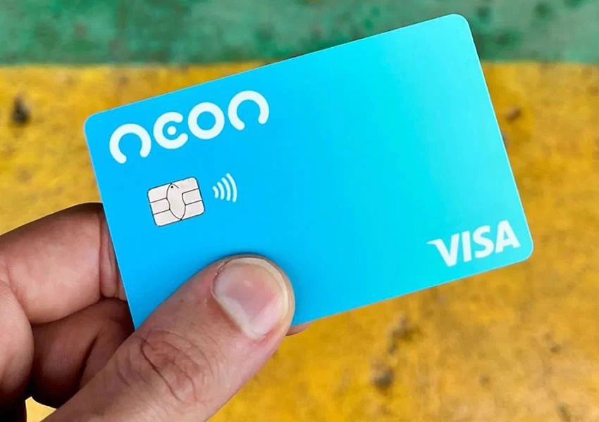 A imagem mostra uma mão segurando o cartão da neon pagamentos.