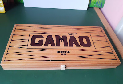 Jogo Gamão de madeira  marca Saxonia BS062  com pedras que lembram baquelite, completo  mede 40 x 40 x 2/4cm   R$ 90,00