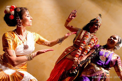 Teatro danza indiano Roma TEATRO -DANZA  MARIALUISA SALES - ASSOCIAZIONE CULTURALE ORCHESTÉS  in collaborazione con Marzia Colitti (Accademia Nazionale di Danza di Roma)   TEATRO-DANZA INDIANO KUCHIPUDI  “BHAMAKALAPAM” (“Il litigio di Satyabhama”) Opera  in due atti e sei scene  del Maestro Siddhendra Yogi 2010 - 2016 “Bhamakalapam” è forse il “kalapam” più famoso nel repertorio delle opere tradizionali presentate dai “bhagatavulu”, gli esperti attori-danzatori che avevano la loro residenza presso il piccolo villaggio di Kuchelapuram, o Kuchipudi (attuale Andhra Pradesh) , dal quale questa forma d’arte prende nome. Attualmente, di questa ricca e raffinata versione orientale di teatro-danza, si presentano unicamente degli estratti danzati. Per la prima volta in Italia, viene presentata un’opera completa di danza, recitazione e canto. Siddhendra Yogi, l’autore di quest’opera, vissuto forse nel XIV sec., è considerato il padre fondatore di questa forma di teatro-danza, così com’è giunta fino ai nostri giorni, sebbene in precedenza già esistessero, in questa regione dell’India, delle forme di danza e di teatro dedicate prevalentemente alla figura del Dio Shiva.Con Siddhendra Yogi divenne invece popolare il culto legato al Dio Vishnu e alle sue incarnazioni, in particolare l’“avatar” di Krishna. Nei dialoghi e nella natura dei personaggi di questa forma di teatro-danza, vi sono molte affinità con la nostra Commedia dell’Arte.  BIBLIOTECA INDOLOGICA BHAKTIVEDANTA "BHAMAKALAPAM"  Video della versione completa Artiste: Marzia Colitti, Marialuisa Sales, Bharati Avireddy, Meera Vemulakonda