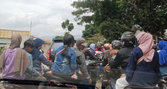 Foto: Pesona Kemacetan Menuju Masjid Raya Al Jabbar