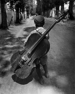 Eva Besnyö - a little music player with a big instrument