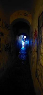 strada Sforii Brasov, noaptea, luminata vag spre strada Poarta Schei