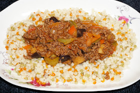 BAHARAT es la mezcla de diferentes especias usadas en la cocina del medio oriente. Hay pequeñas variaciones en las proporciones de país a país. Puede usar estas especias agregando  a las carnes de vacuno, cordero, aves, pescado, marisco, sopas, legumbres y vegetales. PICADILLO DE CARNE DEL MEDIO ORIENTE CON ESPECIAS BAHARAT Y PERLAS DE CUSCUS DE 3 COLORES   PORCIONES: 2 INGREDIENTES DE LAS ESPECIAS BAHARAT Todas las medidas son al ras de la cuchara. ¼ cucharadita de coriandro en polvo. (semillas de cilantro) ¼ cucharadita de comino en polvo ½ cucharadita de paprika o ají de color 1/8 cucharadita de cardamomo en polvo 1/8 cucharadita de canela en polvo 1/8 cucharadita de nuez moscada 1/8 cucharadita de pimienta en polvo 1/8 cucharadita de ají cayena o cacho de cabra en polvo 1/8 cucharadita de clavos de olor en polvo MEZCLAR TODOS LOS INGREDIENTES JUNTOS PICADILLO DE CARNE 269 g / 9.5 oz. de carne de vacuno o cordero, molida 1 cucharada de aceite de vegetal ½ taza de cebolla cortada en cuadritos 2 dientes de ajos picados ½ cucharada de jengibre picado ¾ taza de pimiento verde cortado en cuadritos 1½ tazas de berenjena con la piel, cortada en cubitos 2 tomates salseros (pomarola), pelados y cortados en cubitos ¼ taza de puré de tomate 1 cucharadita de sal 1/3 taza de queso de cabra cortado en cubitos 1 cucharada de cilantro picado PREPARACION Medir y cortar los ingredientes para la receta Calentar el aceite en una sartén a fuego moderado. Sofreír la cebolla con el ajo y jengibre juntos. Añadir las especias de la mezcla del baharat y cocinar por unos segundos para que suelten el aroma. Cuidado de no quemarlas. Agregue la carne molida y cocine hasta dorar. Añadir los pimientos, berenjena, sal y cocinar por unos 4 minutos con la sartén tapada. Agregar los tomates, puré de tomate y cocinar por unos 7 minutos más. Servir con las perlas de cuscús de 3 colores, queso de cabra y cilantro. PERLAS DE CUSCUS DE 3 COLORES 1 taza de perlas de cuscús de 3 colores 1½ tazas de agua ¼ cucharadita de sal PREPARACION En una olla pequeña hervir el agua con la sal. Bajar la llama del fuego, agregar el cuscús, tapar la olla  y cocinar lentamente por 10 minutos. Dejar a reposar por 3 minutos y servir con la carne baharat.