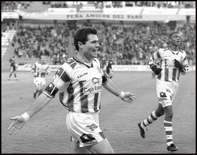 Alberto celebra su gol mientras Harold Lozano corre con aire satisfecho. REAL VALLADOLID C. F. 2 REAL CLUB CELTA DE VIGO 1 Domingo 14/02/1999, 17:00 horas. Campeonato de Liga de 1ª División, jornada 22. Valladolid, estadio Nuevo José Zorrilla.