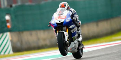 Rossi jatuh, Lorenzo juarai MotoGP Italia