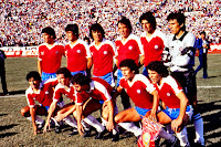 SELECCIÓN DE CHILE. Temporada 1984-85. Alejandro Hisis, Luis Hormazábal, Eduardo Gómez, Mario Soto Benavides, Lizardo Garrido y Roberto Rojas. Hugo Rubio, Miguel Ángel Neira, Carlos Caszely, Jorge Aravena y Héctor Puebla. SELECCIÓN DE CHILE 2 🆚 SELECCIÓN DE URUGUAY 0 Domingo 24/03/1985. Copa Mundial de Fútbol México 1986, fase de clasificación, Grupo 2, tercer partido. Santiago de Chile, Chile, estadio Nacional: 79.911 espectadores. GOLES: ⚽28’, Hugo Rubio. ⚽2-0: 53’, Jorge Aravena.