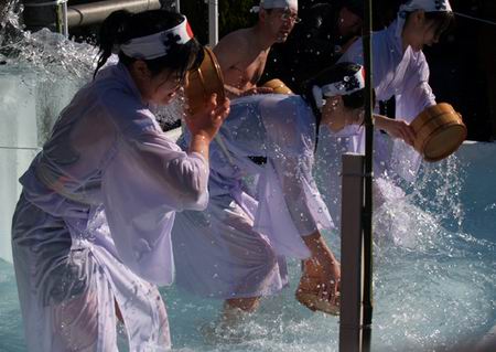  Ritual Unik Di Jepang Mandi Dengan Air Es