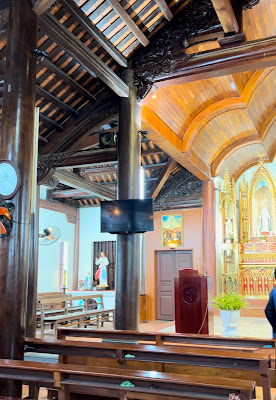 Hình 8 Cảnh bàn thờ Cha Vinh bên cánh trái bên trong Nhà Thờ Ngọc Lũ do Khánh Vân ghi lại