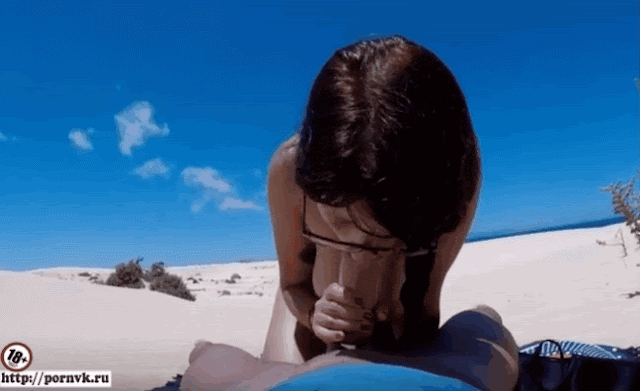 минет на пляже: Молодые нудисты трахаются секс на пляже