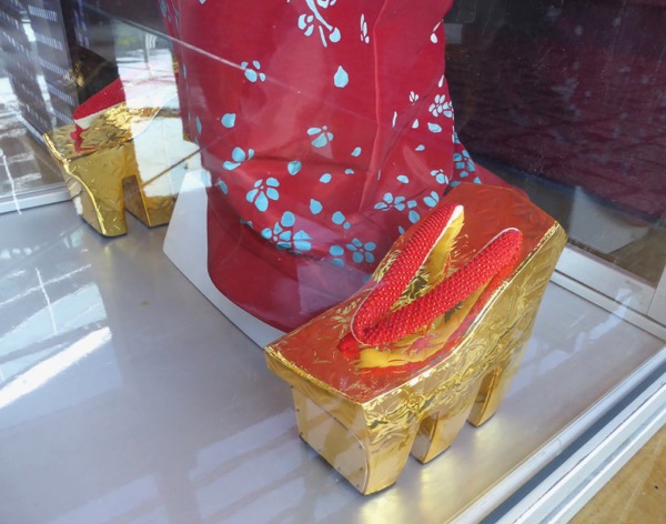 Ghost in the Shell Red Robed Geisha gold Geta