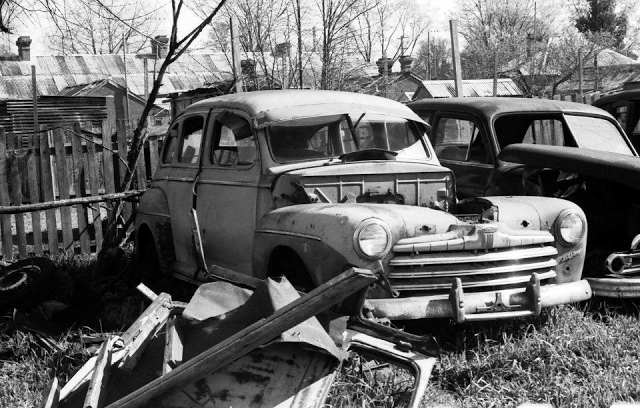 50 Vintage Photos of Classic Car Salvage Yards and Wrecks from between