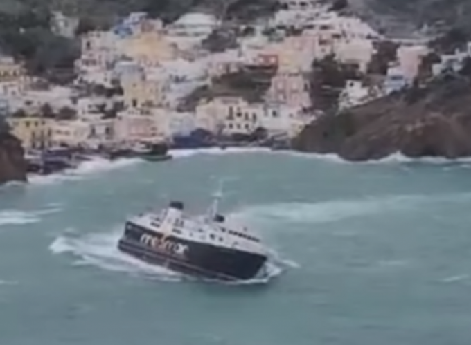 Paura a bordo di un traghetto diretto a Ponza che si inclina tra le onde in balia del forte vento, distrutte le auto